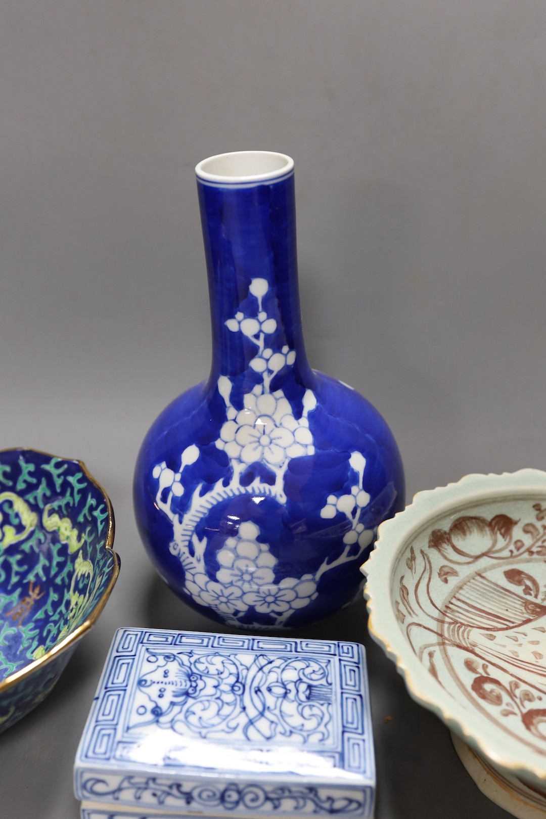 A Chinese blue and white vase, 23 cm high a similar box and two porcelain bowls